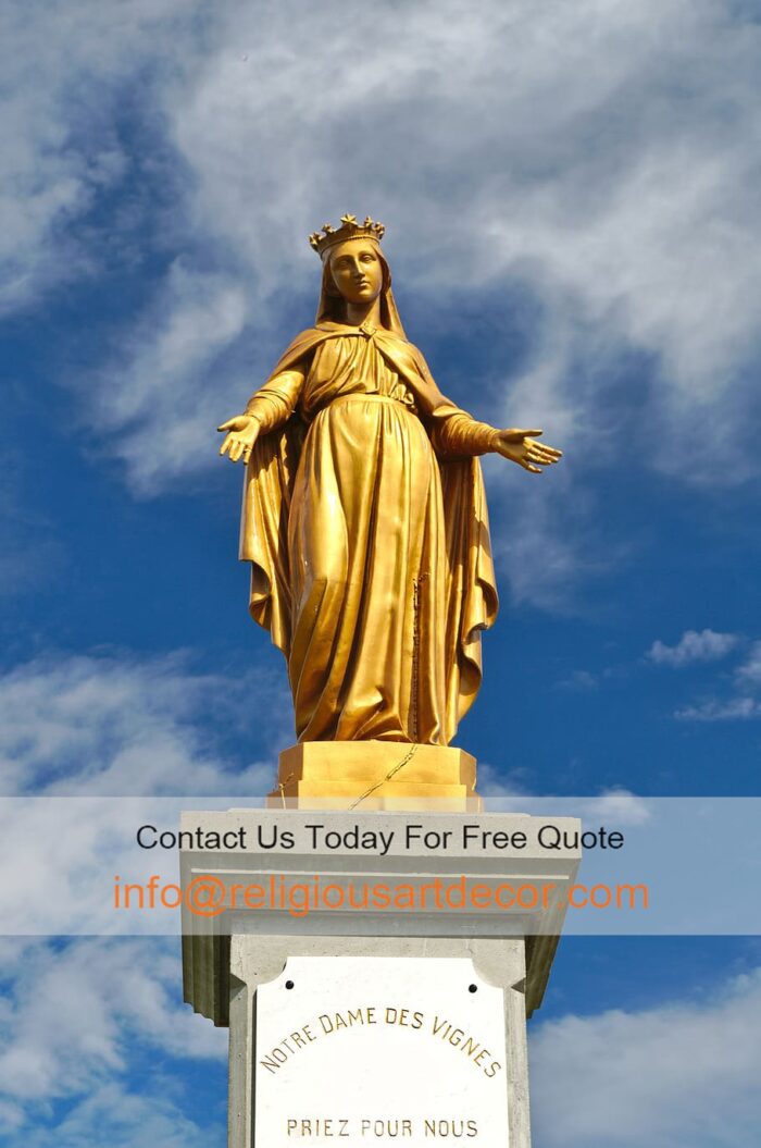 Sainte Virgin Mary statue