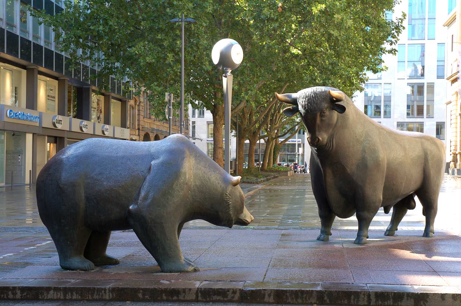 bull and bear sculpture