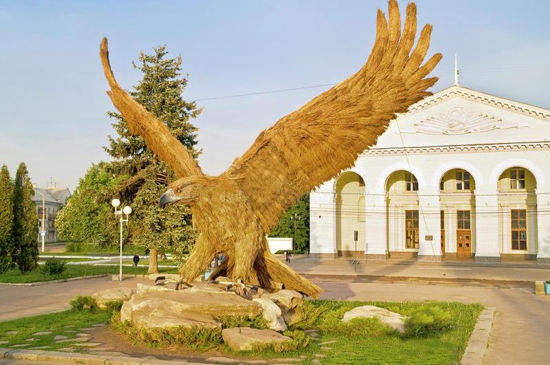 garden huge eagle statue