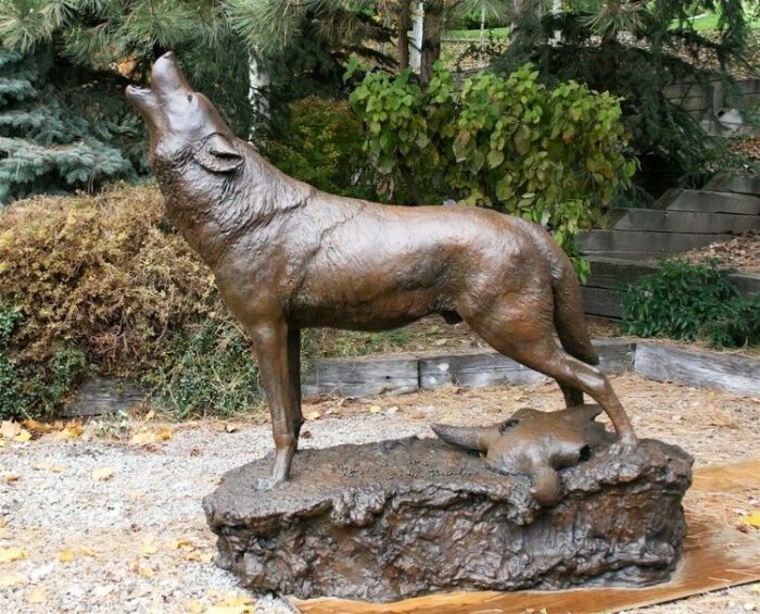 howling wolf statue