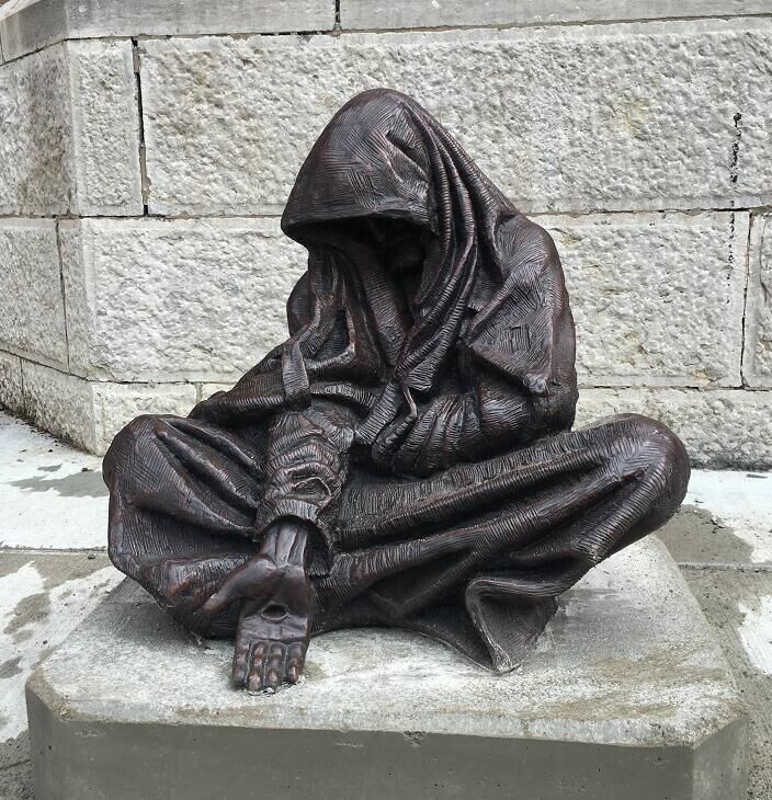 statue Jesus as a homeless beggar draws
