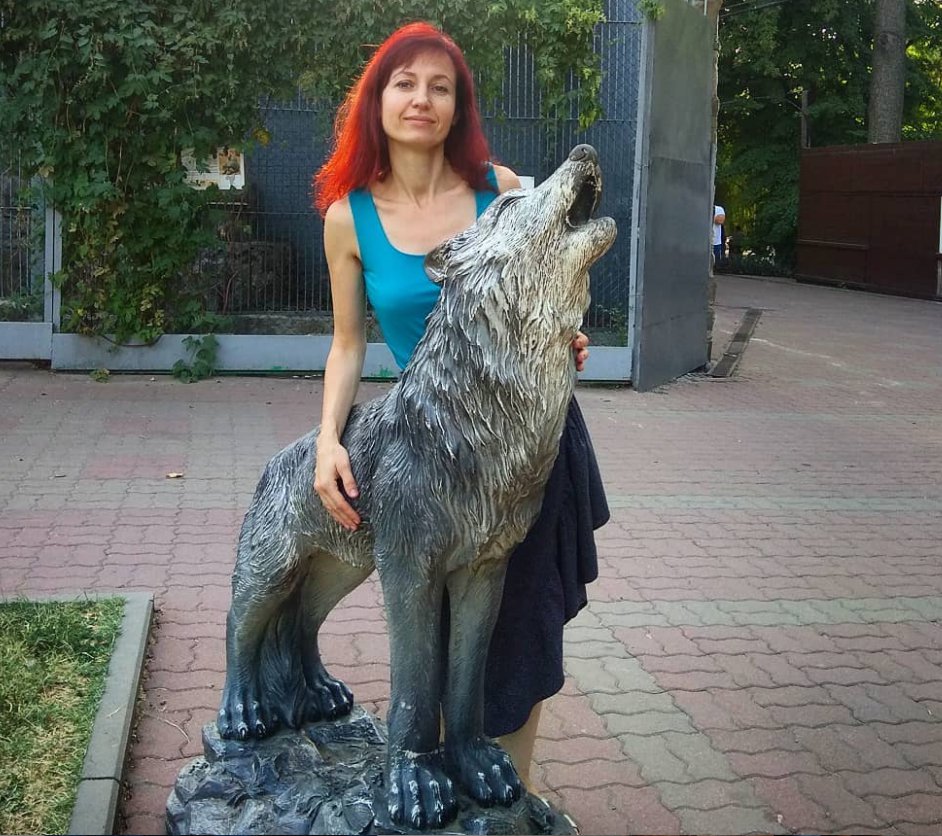 wolves statue
